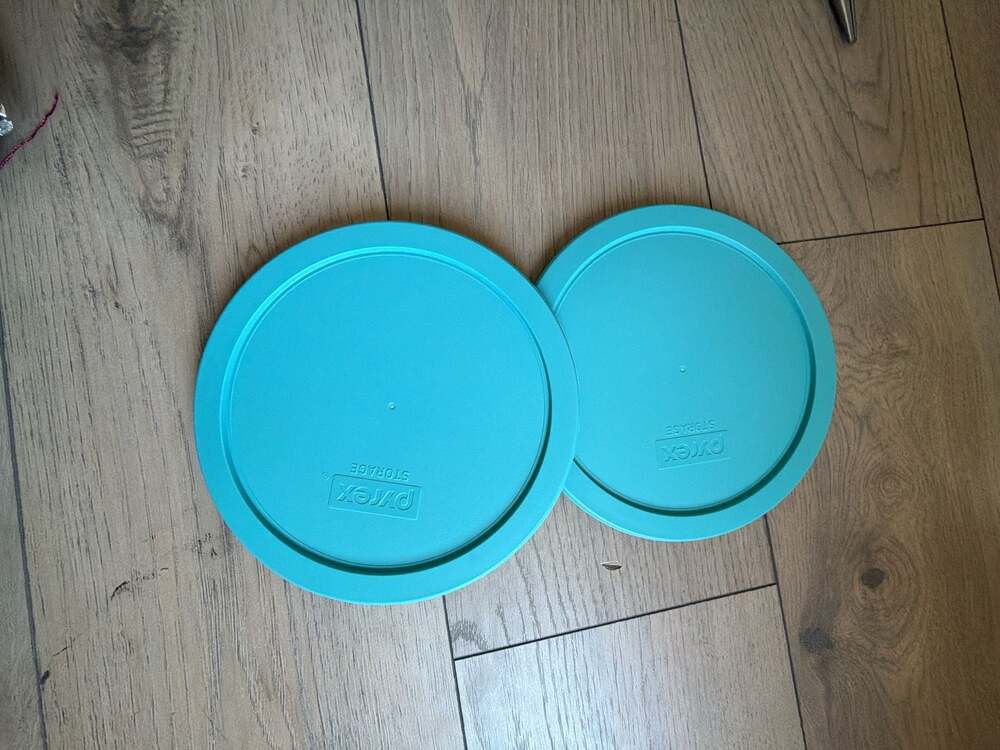 Pyrex 7402-PC Turquoise Round Replacement Storage Lid - Picture 3 of 4